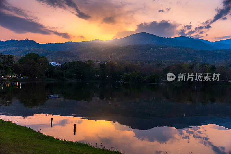 在自然森林中，清迈Ang Kaew的景观湖景与傍晚蓝色戏剧性的日落天空背景